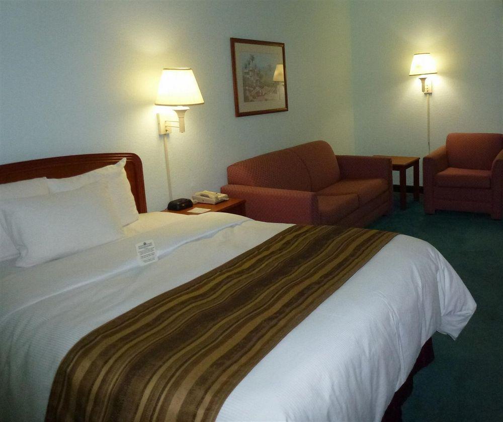 Days Inn & Suites By Wyndham Fort Myers Near Jetblue Park Habitación foto