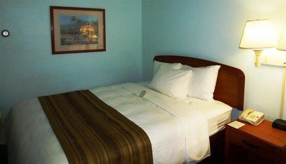 Days Inn & Suites By Wyndham Fort Myers Near Jetblue Park Exterior foto